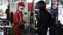 Petugas SPBU menggunakan alat pelindung wajah saat melayani pengendara di SPBU 31-164-01, Margonda, Depok, Jawa Barat, Jumat (8/5/2020). Penggunaan alat pelindung wajah merupakan upaya untuk melindungi diri dalam pencegahan penyebaran virus COVID-19. (Liputan6.com/Helmi Fithriansyah)
