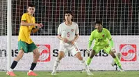 Pemain Timnas Indonesia, Matthew Baker (tengah) saat bertanding pada laga semifinal Piala AFF U-16 2024 melawan Australia di Stadion Manahan, Solo, Senin (01/07/2024). (Bola.com/Abdul Aziz)