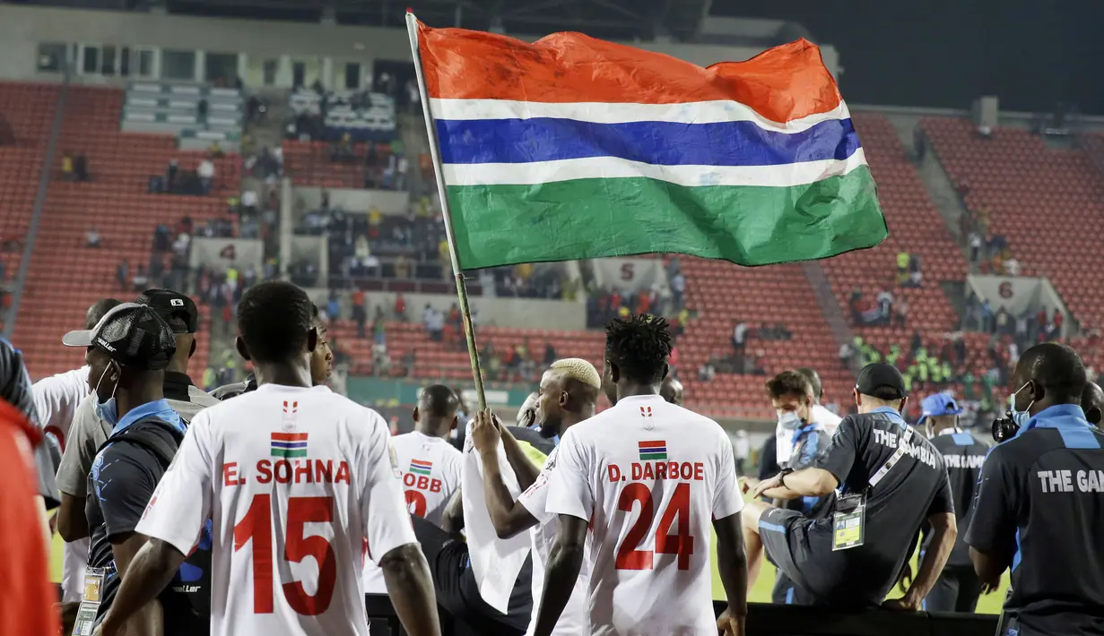 Gambia membuat kejutan dengan menyingkirkan Guinea 1-0 dalam pertandingan babak 16 besar Piala Afrika 2021. Gol kemenangan Gambia dicetak Barrow usai memanfaatkan umpan terobosan Yusupha Bobb pada menit ke-71. (AP/Sunday Alamba)