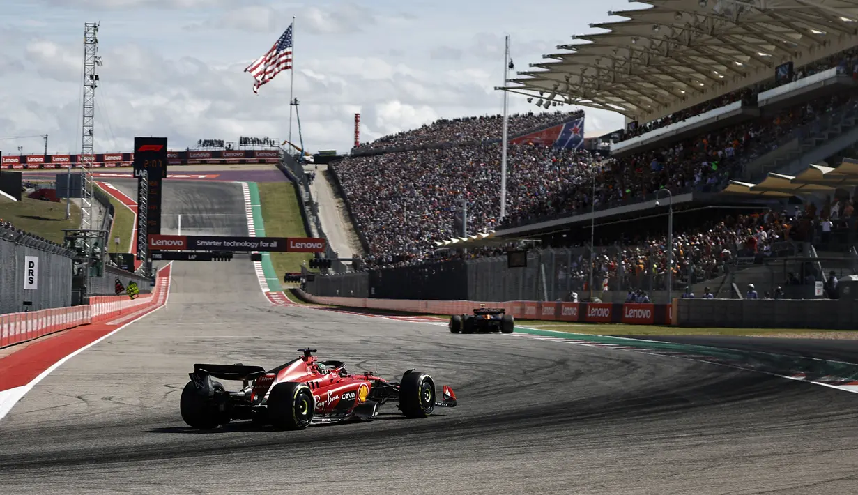 Pembalap Ferrari, Charles Leclerc saat Formula 1 GP Amerika Serikat 2023 yang berlangsung di Circuit of The Americas, Senin (23/10/2023) dini hari WIB. Posisi akhir balapan pun berubah setelah Leclerc dan Hamilton didiskualifikasi. (AFP/Chirs Garythen)