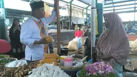 SUKMA menyapa pedagang di salah satu pasar tradisional di Lombok Timur. Foto: (Hans Bahanan/Liputan6.com)