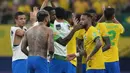 Pemain Brasil Neymar (kanan) dan Gabriel Barbosa merayakan kemenangan atas Uruguay pada pertandingan kualifikasi Piala Dunia 2022 di Arena da Amazonia, Manaus, Brasil, Kamis (14/10/2021). Brasil menang 4-1. (AP Photo/Andre Penner)