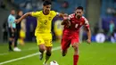 Tak lama berselang, Yordania mendapat penalti usai wasit dan tim VAR lama berkomunikasi. Kapten Matthew Davies dianggap melanggar Yazan Al-Naimat. Al-Tamari pun sukses menaklukkan Ahmad Syihan Hazmi dari titik putih. (AP Photo/Aijaz Rahi)