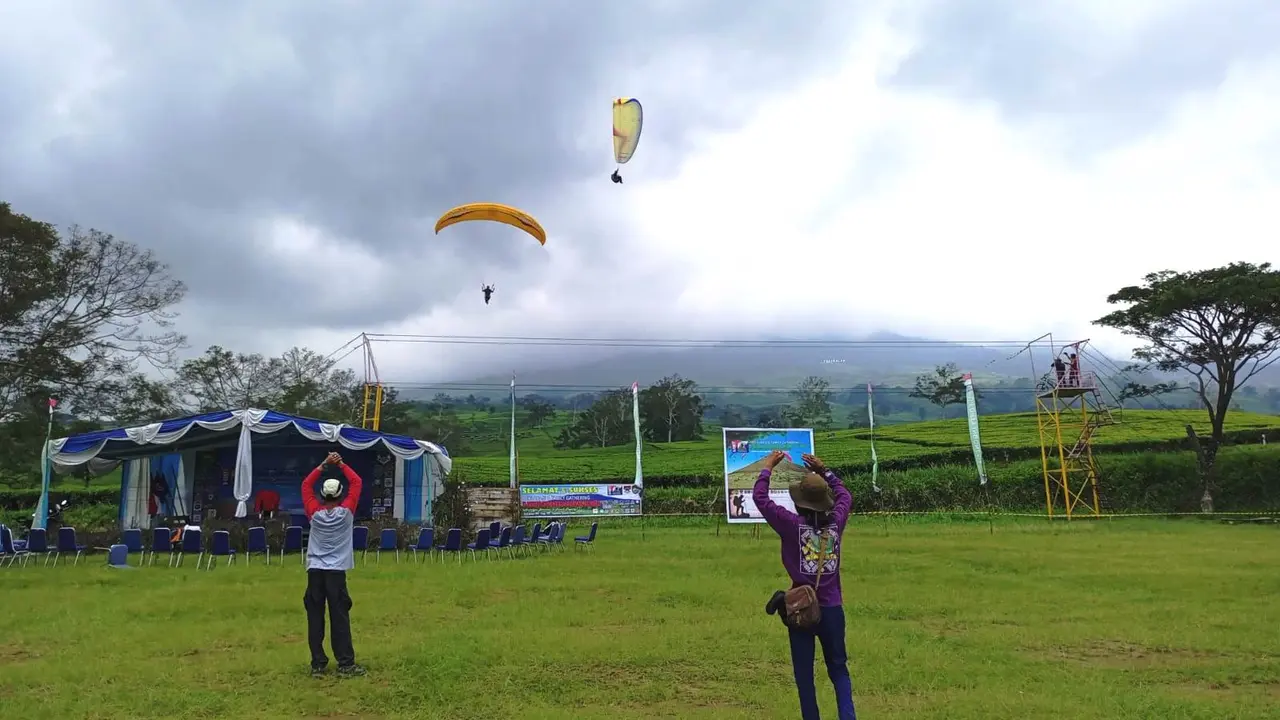 Mengagumi Keindahan Alam dari Langit Sumatra dengan Olahraga Paralayang