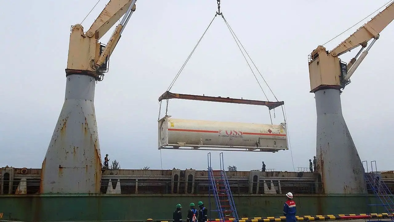 PT Pertagas Niaga pada Selasa (28/12/2021) untuk pertama kalinya melayarkan Kapal MV Saviour yang mengangkut 40 ISO tank LNG dengan kapasitas total 32.000 MMBTU. (Dok Pertamina)