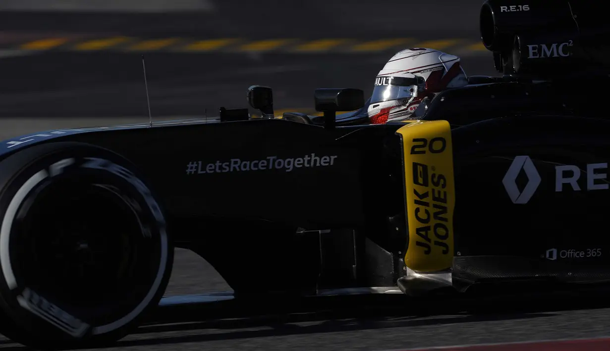 Pebalap Renault, Kevin Magnussen berada pada urutan ke-3 dengan waktu 1m23,933s pada sesi kedua tes pramusim di Sirkuit Catalunya, Barcelona, Rabu (2/3/2016). Malam WIB. (AFP/Lluis Gene)