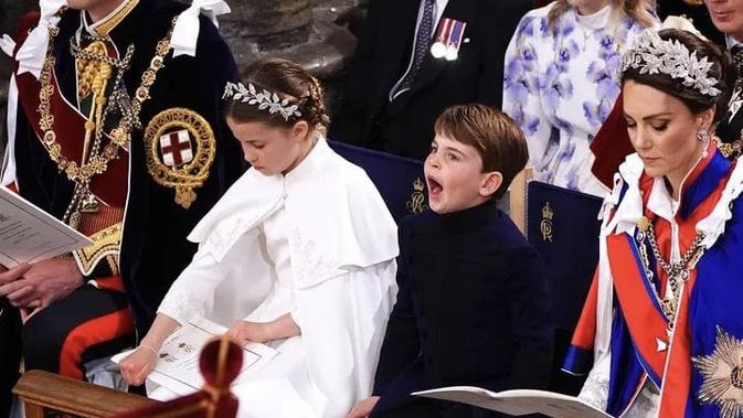 Pangeran Louis terlihat cuek menguap saat penobatan Raja Charles III di Westminster Abbey, London pada 6 Mei 2023. Pangeran Louis duduk di antara Putri Charlotte dan Kate Middleton (Yui Mok/POOL/AFP)