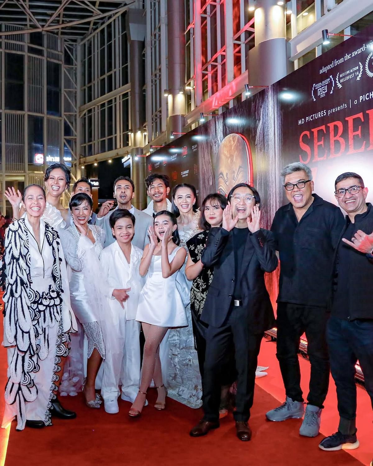 Potret Fanny Ghassani di Gala Premier Film 'SEBELUM 7 HARI', Pakai Kebaya Putih Bergaya Klasik