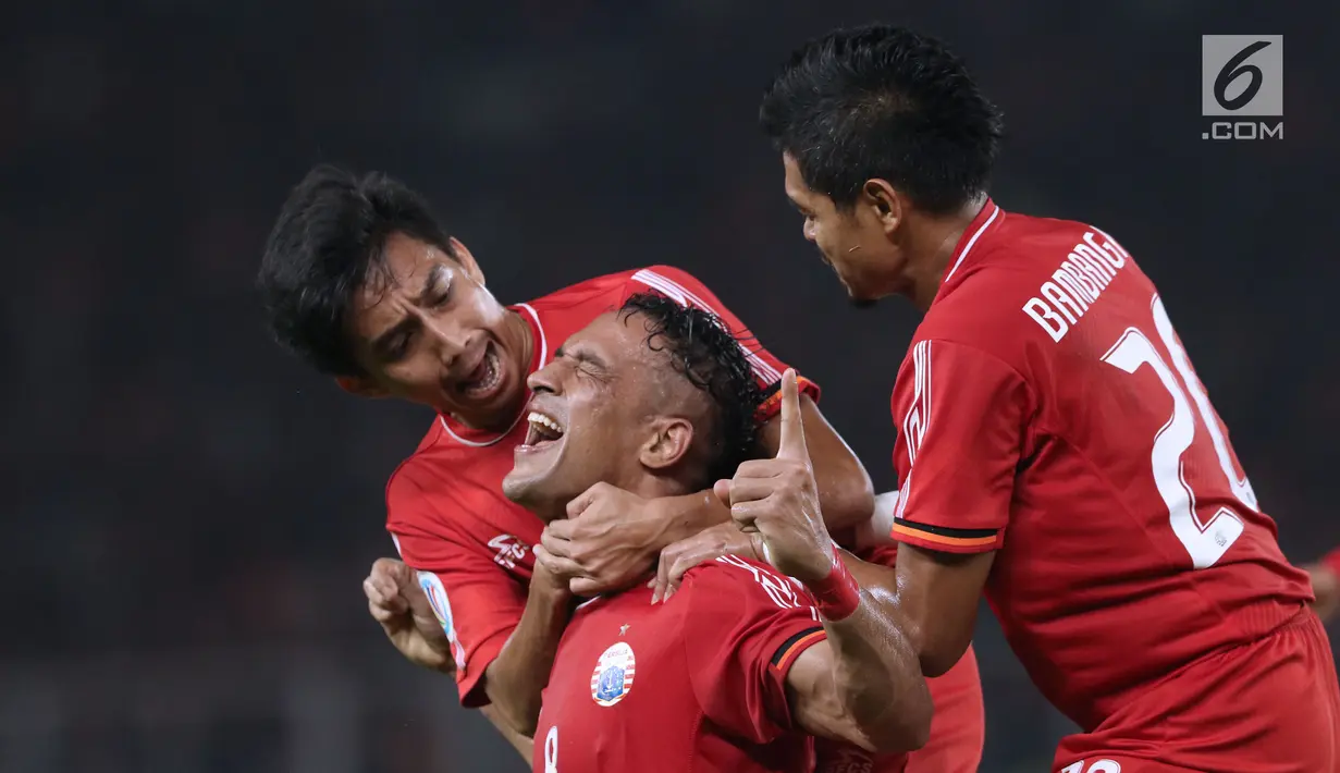 Pemain Persija, Addison Alves (bawah) merayakan gol yang dicetaknya ke gawang Song Lam Nghe An pada laga grup H Piala AFC di Stadion GBK Jakarta, Rabu (14/3). Persija unggul 1-0 atas Song Lam Nghe An. (Liputan6.com/Helmi Fithriansyah)