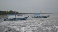 Nelayan pilih tambatkan perahu saat gelombang tinggi terjadi di pantai selatan Jawa. (Foto: Liputan6.com/Muhamad Ridlo)