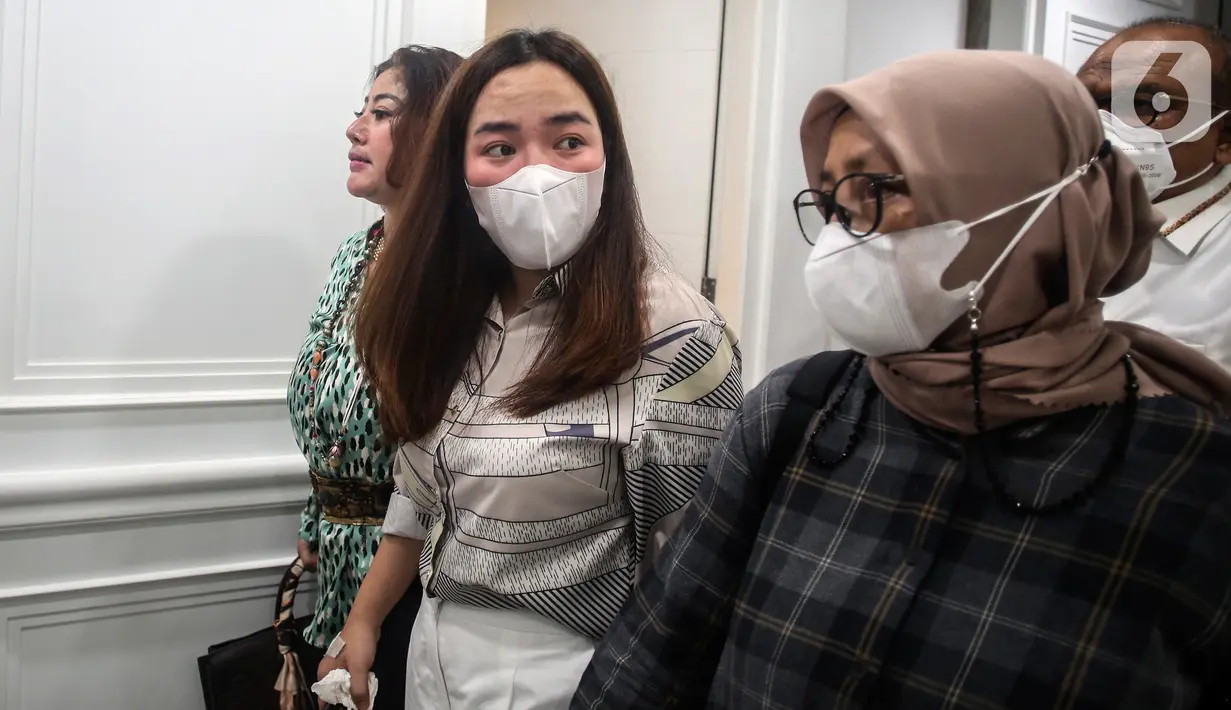 Anggiat Pasaribu saat akan bertemu dengan Anggota Komisi III DPR RI Arteria Dahlan di Fraksi PDI Perjuangan, Komplek Parlemen, Jakarta, Kamis (25/11/2021). Anggiat Pasaribu meminta maaf kepada Arteria Dahlan dan Ibunda terhadap insiden cekcok yang terjadi di bandara. (Liputan6.com/Johan Tallo)