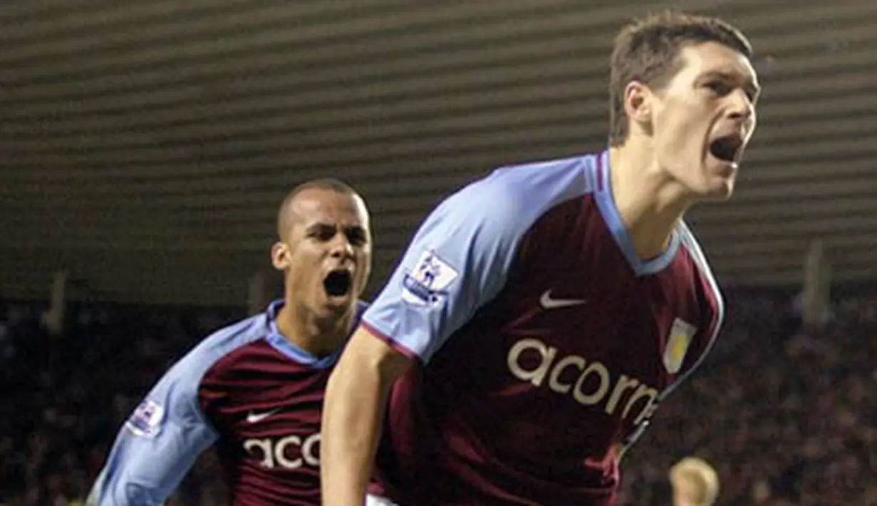 Gareth Barry of Aston Villa celebrate scoring the winning goal from the penalty spot during a Premier League match between Sunderland and Aston Villa at Stadium of Light, on January 17, 2009. AFP PHOTO/GRAHAM STUART