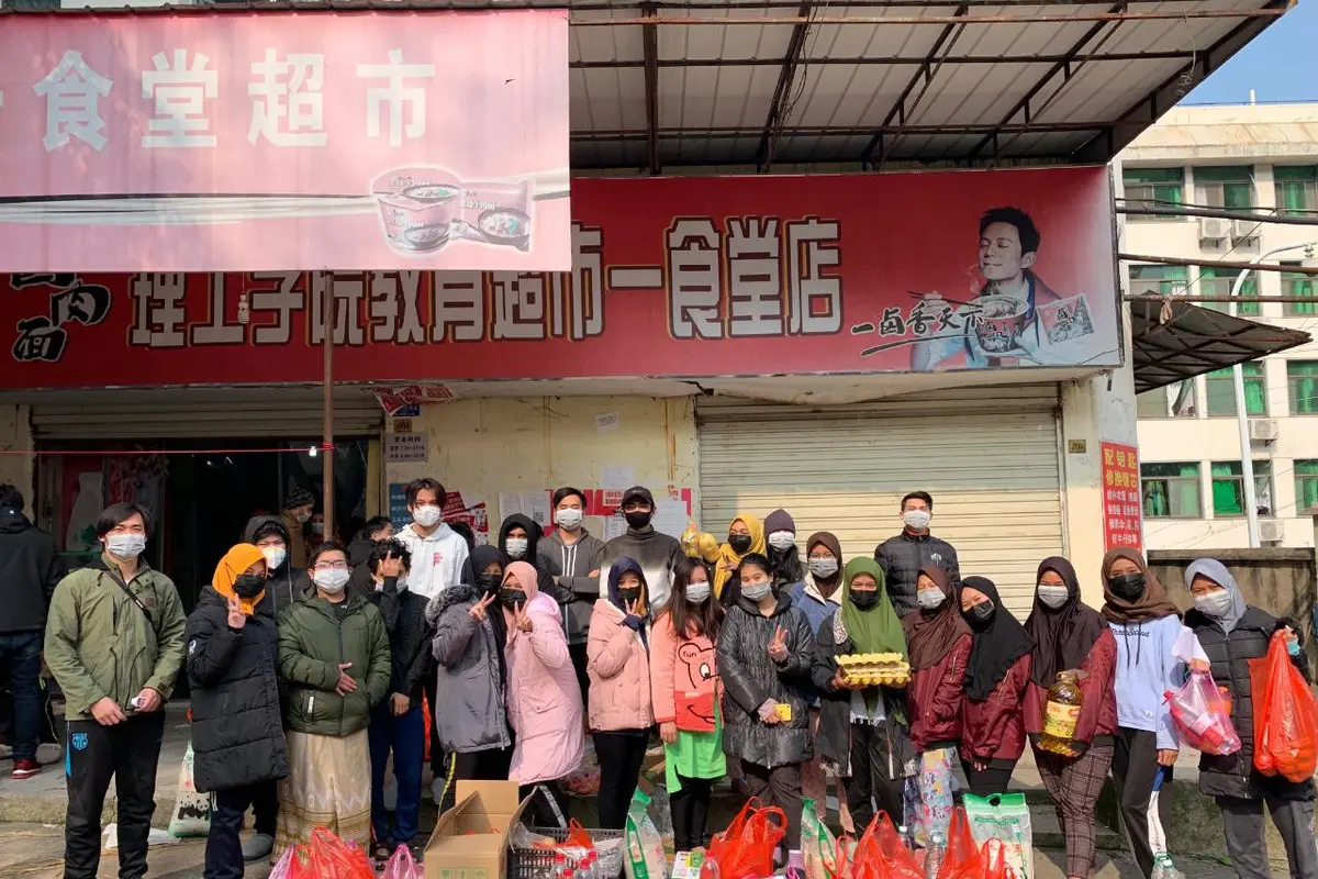 Mahasiswa Indonesia di Wuhan pergi berbelanja kebutuhan pokok hari ini. (Dokumentasi KBRI Beijing)