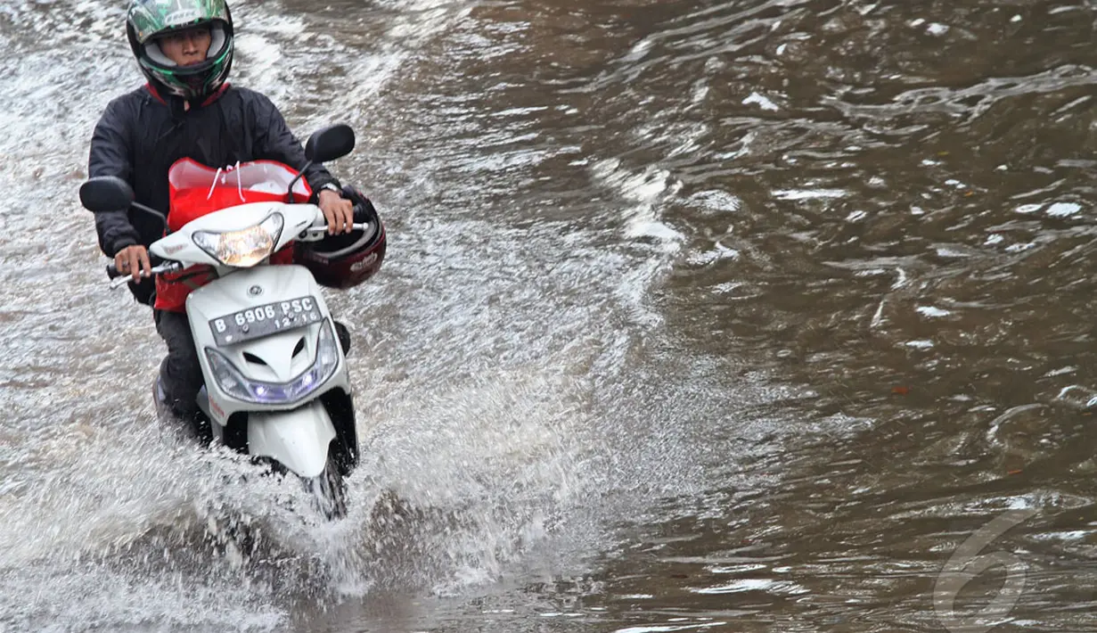  Seorang pengendara motor nekat menerobos banjir di Jl.Pemuda, Taman Ria Senayan, Jakarta, Jumat (30/5/2014) (Liputan6.com/Faizal Fanani)