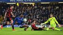 Aksi pemain Chelsea, Michy Batshuayi (2kiri) melepaskan tembakan ke gawang Bournemouth pada laga perempatfinal Piala Liga Inggris di Stamford Bridge stadium, London, (20/12/2017). Chelsea menang 2-1. (AFP/Glyn Kirk)