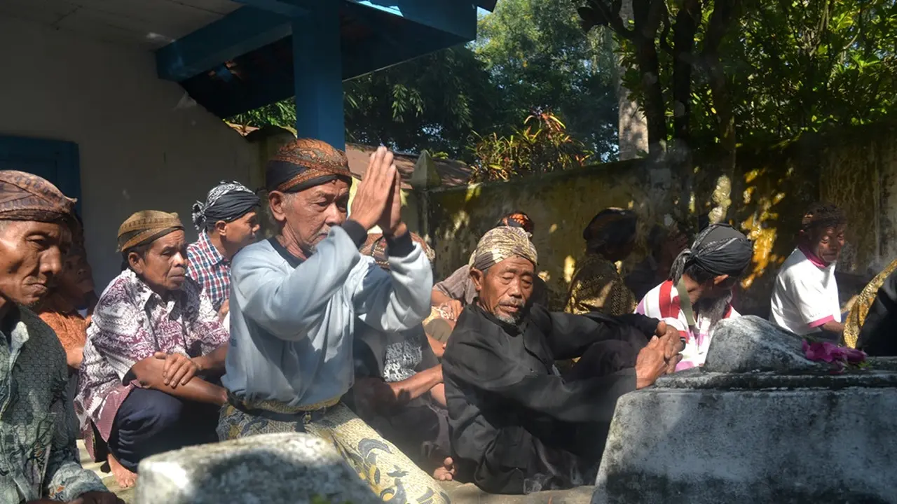 Ritual Bekten anak putu Kalikudi di Panembahan Adiraja, Adipala, Cilacap. (Foto: Liputan6.com/Muhamad Ridlo)