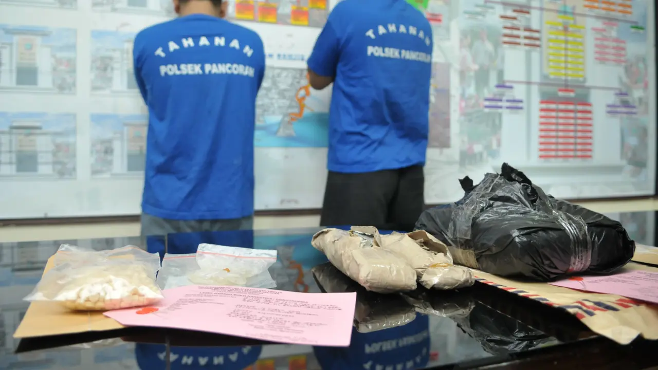 [FOTO] Lelaki Tua Pengedar Narkoba Berhasil Dibekuk Polisi 