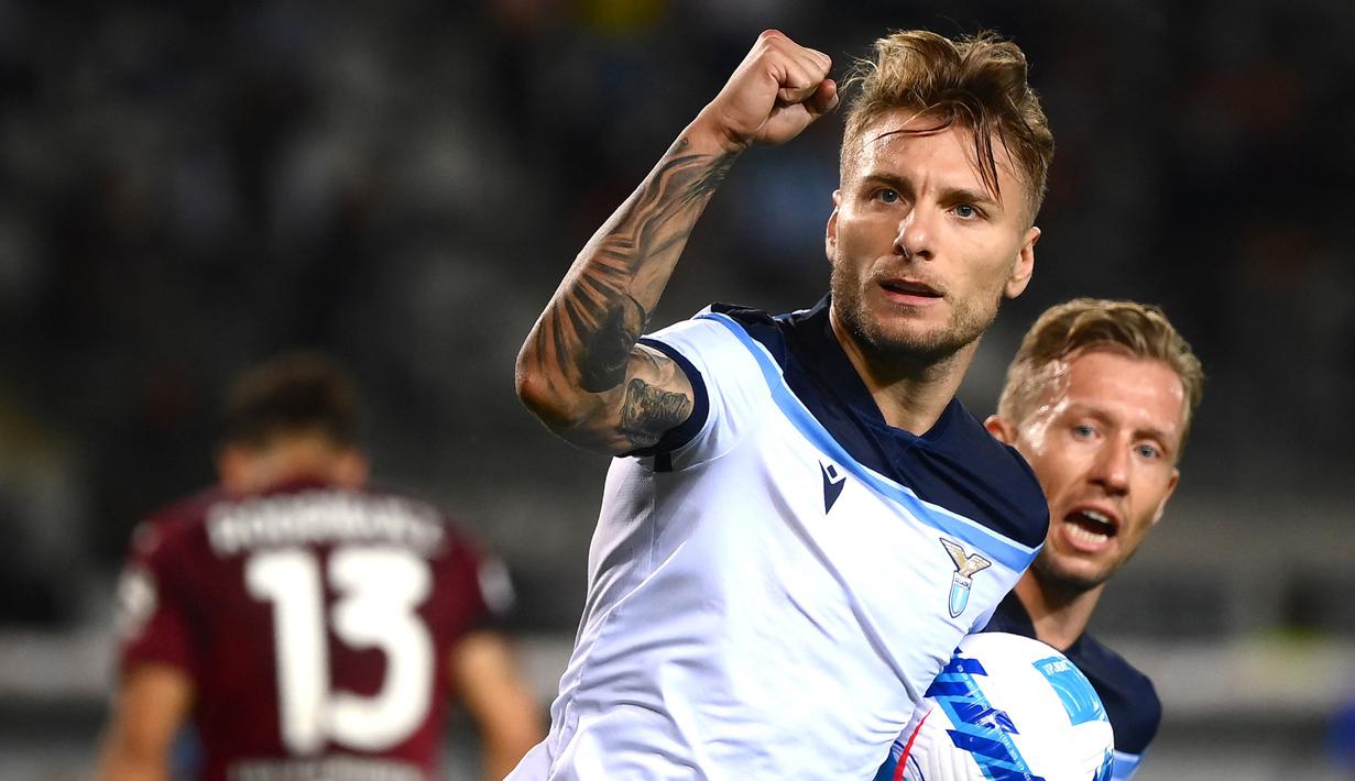 Ciro Immobile. Striker Italia yang telah 6 musim memperkuat Lazio sejak 2016/2017 ini adalah satu-satunya pemain yang masih aktif dalam daftar. Sejauh ini ia telah mencetak 44 gol dari eksekusi penalti di Serie Liga Italia bersama Genoa, Torino dan Lazio sejak musim 2012/2013. (AFP/Marco Bertorello)