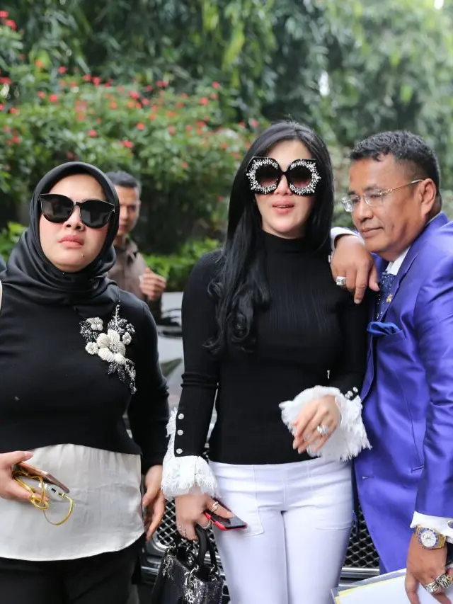 [Bintang] Syahrini dan Hotman Paris Hutapea