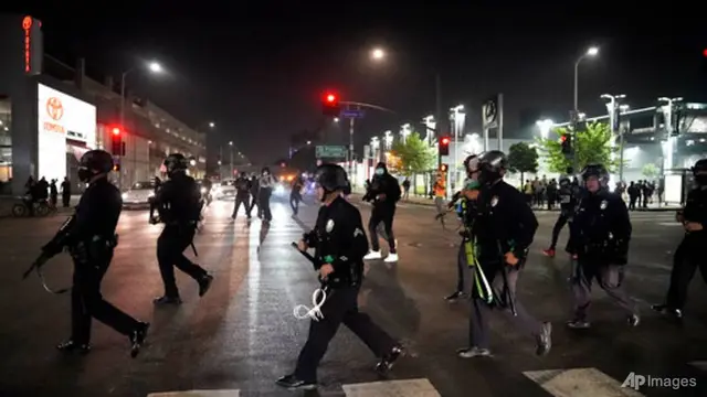Polisi mengambil posisi selama protes pada Hari Pemilihan pada 3 November 2020 di Los Angeles. (Foto: AP / Jae C Hong)