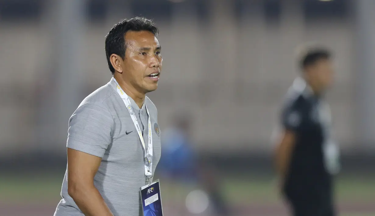 Pelatih Timnas Indonesia U-16, Bima Sakti, saat melawan Filipina pada laga babak Kualifikasi Piala AFC U-16 2020 di Stadion Madya, Jakarta, Senin (16/9/2019). Indonesia menang 4-0 atas Filipina. (Bola.com/M Iqbal Ichsan)
