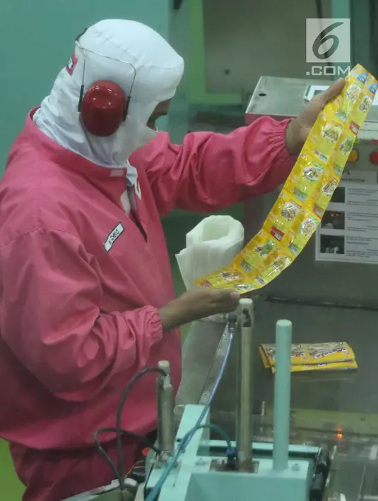 Pekerja mengawasi bahan pengemasan salah satu produk Ajinomoto, Masako di Pabrik Ajinomoto, Mojokerto, Jawa Timur, Kamis (29/11). Sekitar 30 hingga 40 persen produk Ajinomoto diekspor ke Jepang, Korea dan lainnya. (Liputan6.com/Helmi Fithriansyah)