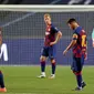 Pemain Barcelona tertunduk lesu usai ditaklukkan Bayern Munchen pada laga perempat final Liga Champions di Estadio da Luz, Sabtu (15/8/2020). Barcelona takluk 2-8 dari Bayern Munchen.  (Rafael Marchante / POOL / AFP)