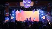 Penampilan Pasming Based dan DJ AJILAFBOY di puncak KapanLagi Pensi Bareng FANTA 2025 sukses digelar di GOR Soemantri Brodjonegoro, Jakarta, pada Sabtu (28/6/2025). (KLY-Kapanlagi Youniverse)