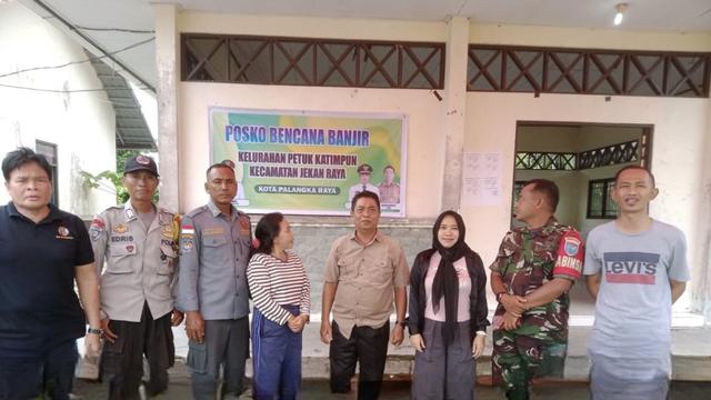 Kelurahan Langkai sebagai salah satu wilayah yang terdampak banjir, telah bergerak cepat dalam penanganan dampak banjir dengan mendirikan posko pengungsian dan dapur umum di SD Negeri 1 Palangkaraya, Minggu 10 Maret 2024.