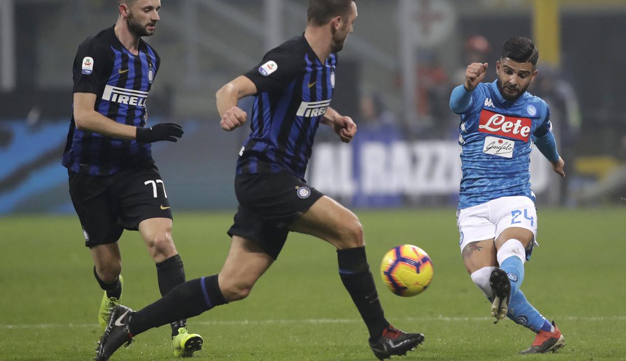 Penyerang Napoli, Lorenzo Insigne, menendang bola saat melawan Inter Milan pada laga Serie A di Stadion San Siro, Rabu (26/12). Inter Milan menang 1-0 atas Napoli. (AP/Luca Bruno)