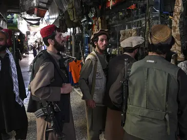 Pasukan Taliban berbelanja di Pasar Bush, Kabul, Afghanistan, Kamis (9/9/2021). Taliban menguasai Afghanistan setelah pasukan Amerika Serikat angkat kaki. (AAMIR QURESHI/AFP)