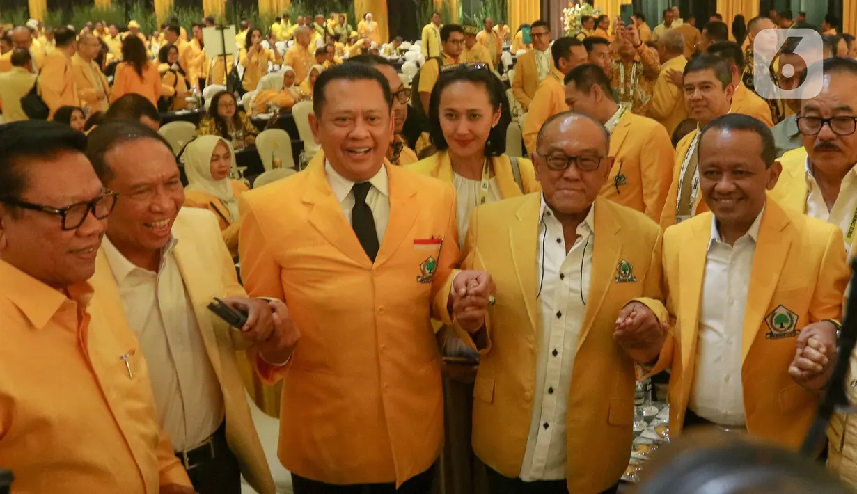 Calon Ketua Umum Partai Golkar Bahlil Lahadalia (kanan) bersama Ketua Dewan Pembina DPP Partai Golkar Aburizal Bakrie (keempat kiri) saat pembukaan Musyawarah Nasional (Munas) XI di Jakarta Convention Center (JCC), Jakarta, Selasa (20/8/2024). (Liputan6.com/Herman Zakharia)