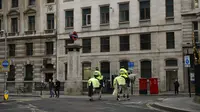 Polisi berkuda berpatroli pada pagi pertama penerapan lockdown nasional ketiga di Kota London, Inggris, 5 Januari 2021. Inggris menerapkan lockdown nasional ketiga untuk membendung lonjakan infeksi COVID-19 yang mengancam rumah sakit. (AP Photo/Matt Dunham)