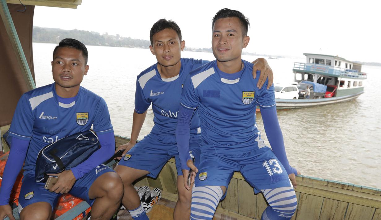 Para pemain Persib menikmati perjalanan menggunakan kapal klotok menuju Stadion Aji Imbut, Tenggarong, Kaltim, Sabtu (3/10/2015). (Bola.com/Vitalis Yogi Trisna)