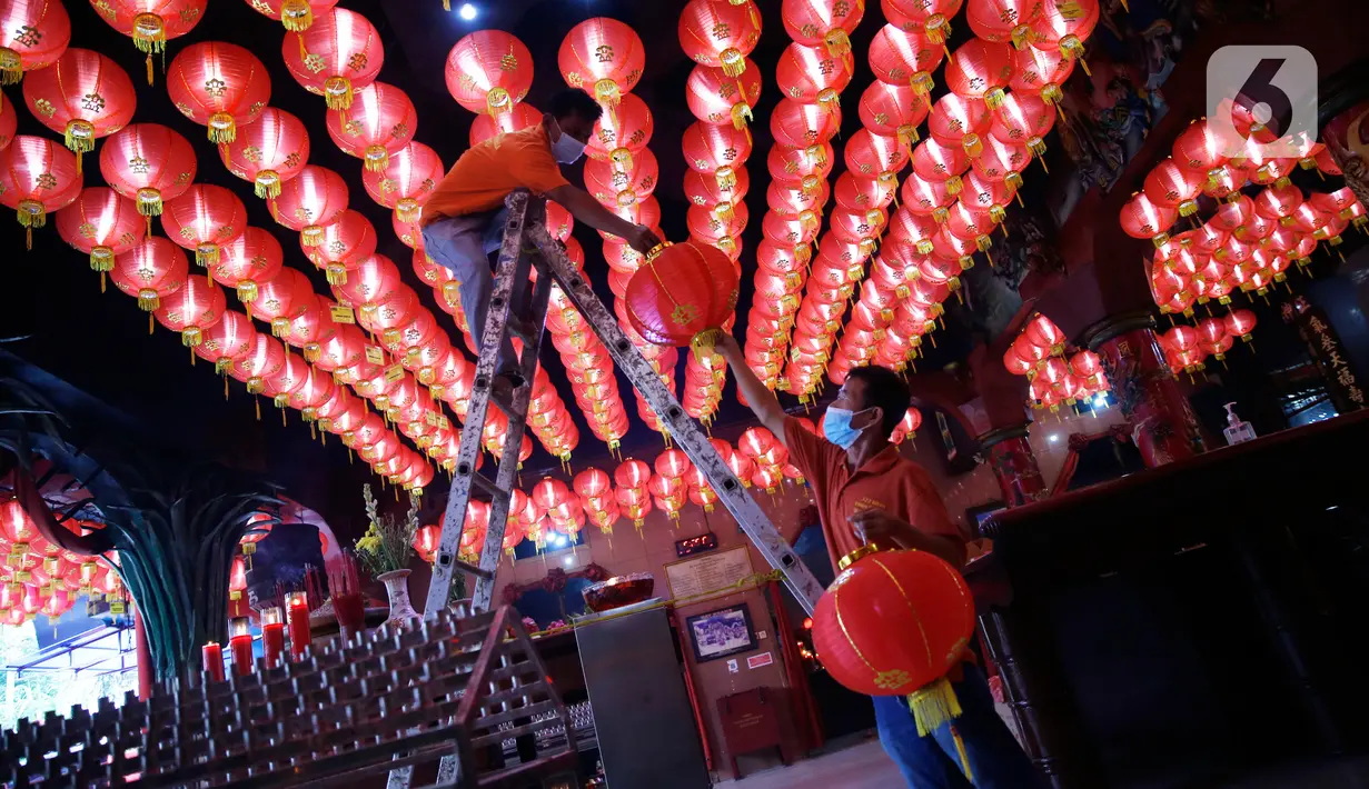 Pekerja memasang lampion pemberian umat di Klenteng Boen San Bio, Tangerang, Kamis (28/1/2021). Sebanyak 800  lampion dipasang untuk mempercantik Klenteng jelang perayaan Tahun Baru Imlek. (Liputan6.com/Angga Yuniar)