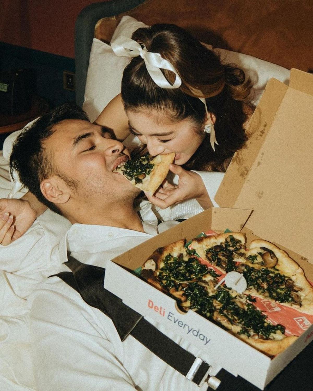 Selain itu, mereka menikmati waktu bersantap pizza bersama, menambah keceriaan momen mereka.&nbsp;