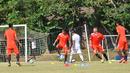 Suasana latihan Persija yang serius tapi santai di Lapangan Kusuma Agrowisata, Batu, Malang, Rabu (4/11/2015). (Bola.com/Kevin Setiawan)