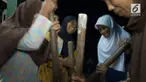 Di Gunungkidul, warga menggelar Gejog Lesung sebagai upaya mengusir sosok raksasa.