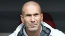 Pelatih Real Madrid, Zinedine Zidane melihat para pemainnya bertanding melawan Fenerbahce pada pertandingan Audi Cup 2019 di stadion Allianz Arena di Munich, Jerman (31/7/2019). Madrid menang atas Fenerbache dengan skor 5-3. (AP Photo/Matthias Schrader)