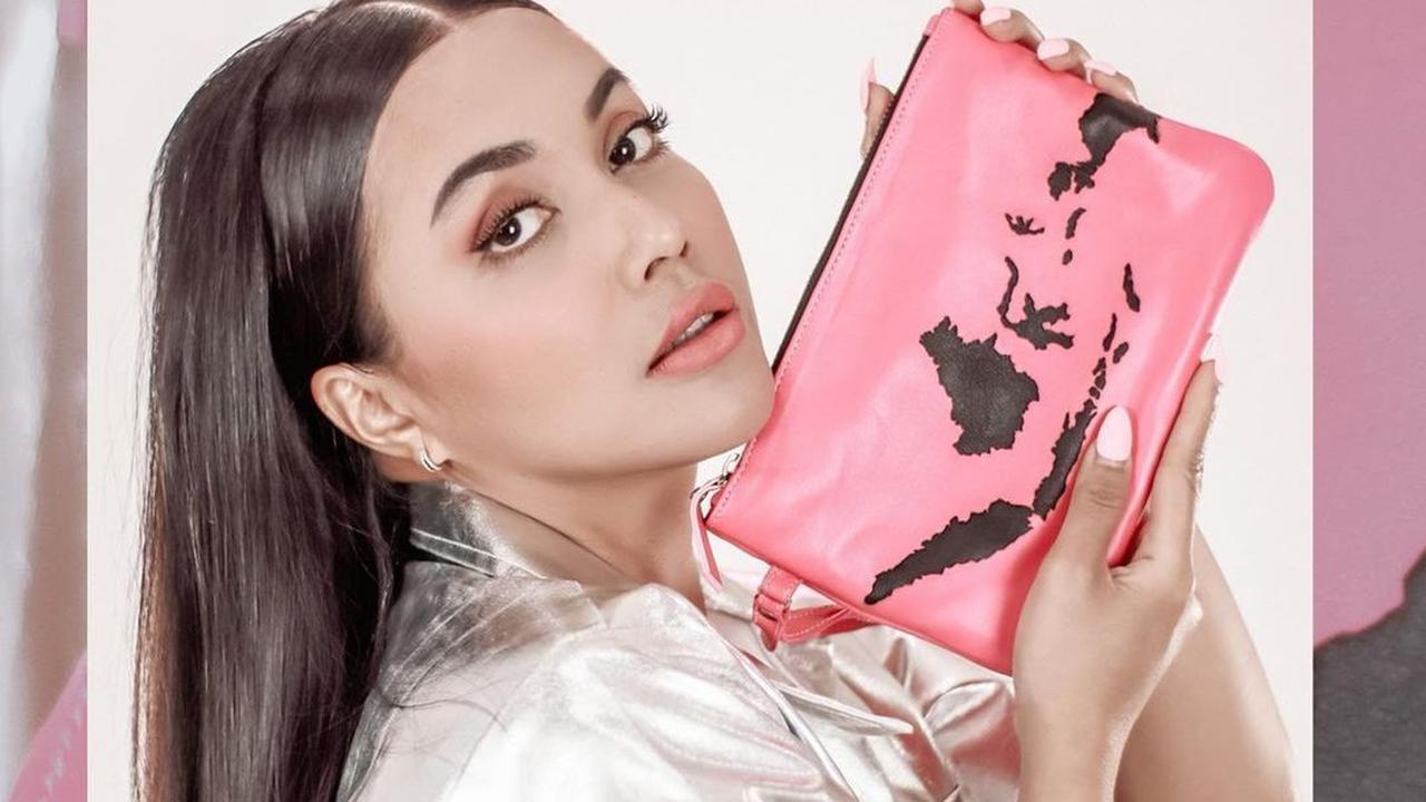 Ibu satu anak ini tampil dengan semakin cantik. Tampak dagunya juga terlihat berbeda dari sebelumnya.
