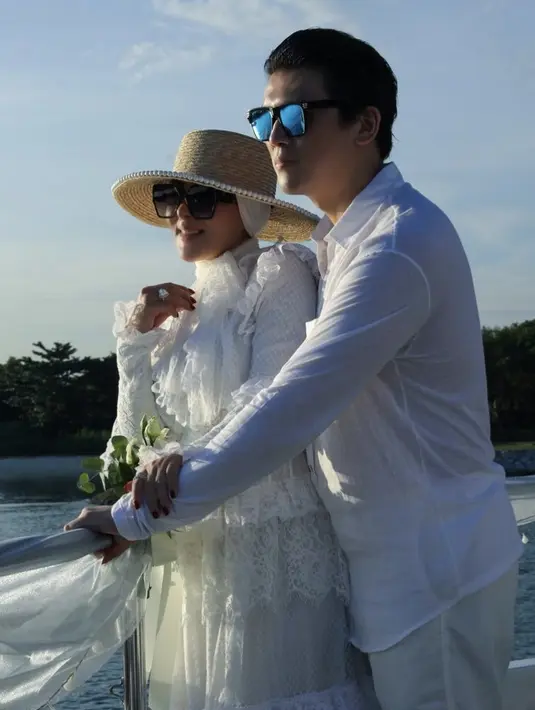 <p>Syahrini bersama sang suami Reino Barack tampil kompak dengan pakaian serba putih saat menikmati negeri Sakura di atas kapal mewah, @princessyahrini</p>