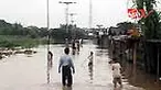 Ratusan rumah di perumahan Total Persada, Tangerang, terendam banjir setelah hujan deras turun semalaman. Hal serupa terjadi di Kendal, Jawa Tengah. 