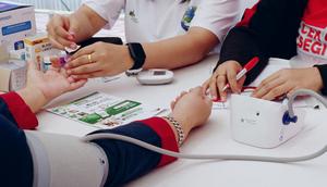 Sejalan dengan program Kementerian Kesehatan (Kemenkes) Dexa Group menjalankan kerjasama dengan 1.400 apotek dan klinik di seluruh Indonesia melakukan skrining kesehatan gratis (rapid test). (Ist)