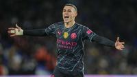 Pemain Manchester City, Phil Foden, melakukan selebrasi setelah mencetak gol ke gawang Brighton & Hove Albion  dalam duel tunda pekan ke-29 Liga Inggris 2024, Jumat (26/4/2024). City menang empat gol tanpa balas. (AP Photo/Kin Cheung)