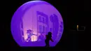 Siluet seorang anak terlihat di sebuah instalasi cahaya di Pusat Kebudayaan Yayasan Stavros Niarchos di Athena, Yunani, pada 5 Desember 2020. Pusat kebudayaan tersebut memasang instalasi cahaya baru di seluruh taman untuk menciptakan pemandangan meriah yang ajaib. (Xinhua/Marios Lolos)