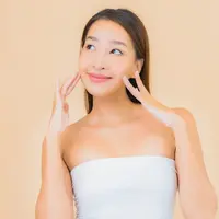 perempuan memakai skincare//copyright freepik/lifeorstock