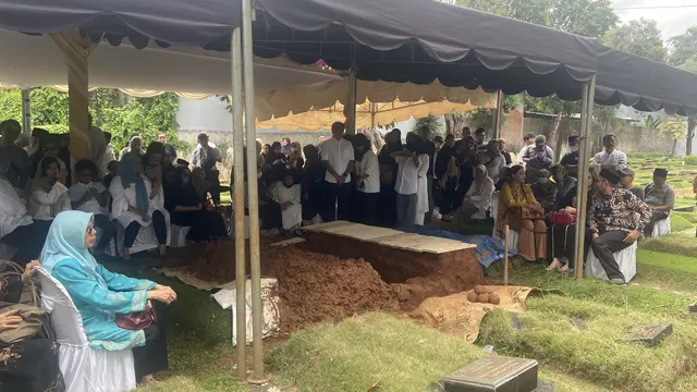 Prosesi Pemakaman Mantan Menteri Koordinator Bidang Kemaritiman, Rizal Ramli di tempat pemakaman umum (TPU) Jeruk Purut Jakarta.