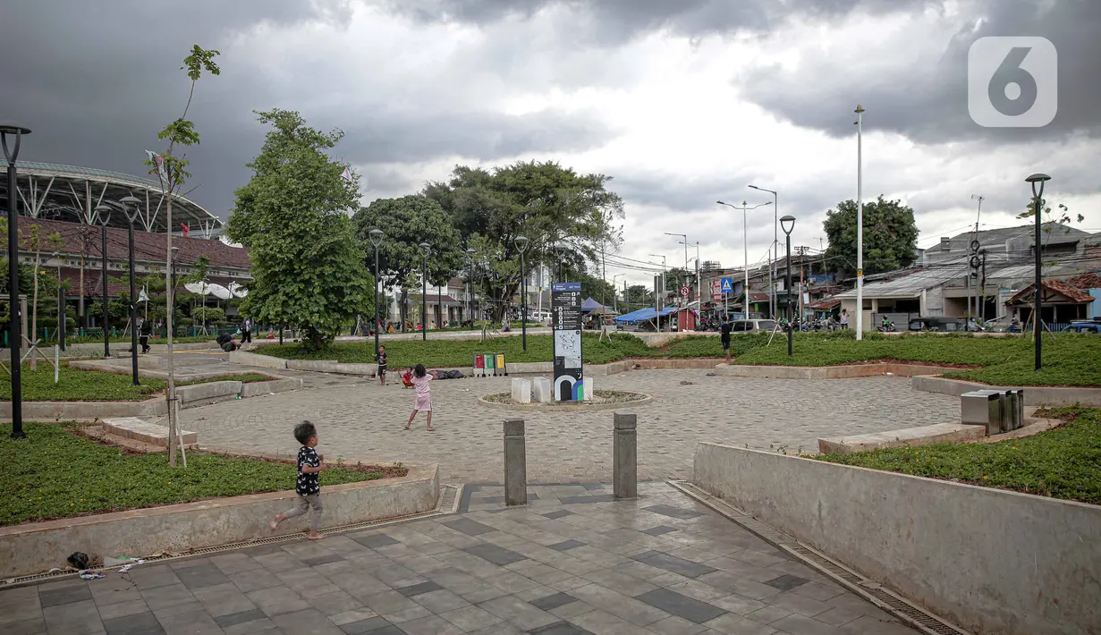 Anak-anak bermain di kawasan integrasi terpadu Stasiun Manggarai, Jakarta, Senin (10/1/2022). Penataan kawasan integrasi terpadu Stasiun Manggarai dilakukan untuk mewujudkan Stasiun Manggarai sebagai stasiun sentral. (Liputan6.com/Faizal Fanani)