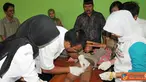Citizen6, Tulang Bawang: Pemkab Tulang Bawang Barat, melalui Dinas Kesehatan melakukan bakti sosial dalam wujud kegiatan sunatan massal untuk meringankan masyarakat kecil di Kabupaten Tulang Bawang Barat. Sabtu (18/06). (Pengirim: Jerry Hasan)