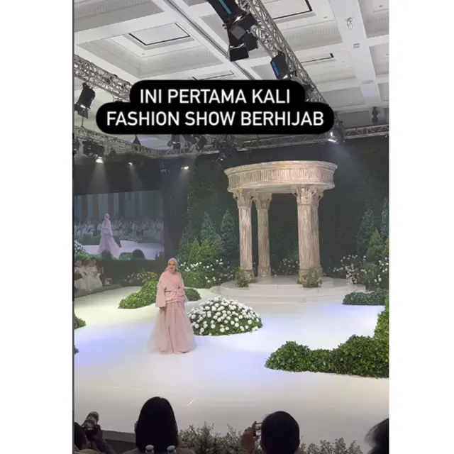 Sempat Ragu, Ini 6 Potret Tya Ariestya Ikut Fashion Show Pertama Setelah Berhijab